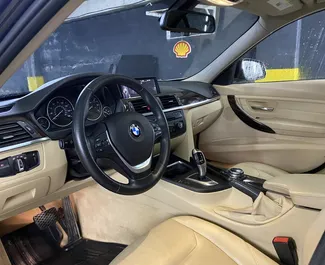 Interieur van BMW 320d te huur in Georgië. Een geweldige auto met 5 zitplaatsen en een Automatisch transmissie.