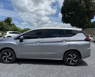 Vooraanzicht van een huurauto Mitsubishi Xpander op de luchthaven van Samui, Thailand ✓ Auto #13344. ✓ Transmissie Automatisch TM ✓ 0 beoordelingen.