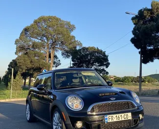 Vooraanzicht van een huurauto Mini Cooper S in Tbilisi, Georgië ✓ Auto #12223. ✓ Transmissie Automatisch TM ✓ 0 beoordelingen.