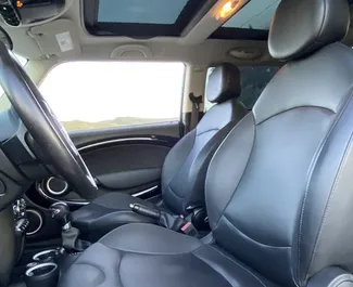 Interieur van Mini Cooper S te huur in Georgië. Een geweldige auto met 5 zitplaatsen en een Automatisch transmissie.