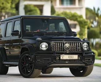 Interieur van Mercedes-Benz G63 AMG te huur in de VAE. Een geweldige auto met 5 zitplaatsen en een Automatisch transmissie.