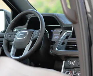 GMC Yukon 2023 beschikbaar voor verhuur in Dubai, met een kilometerlimiet van onbeperkt.