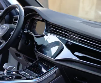Autohuur Audi Q8 2022 in in de VAE, met Benzine brandstof en 340 pk ➤ Vanaf 950 AED per dag.