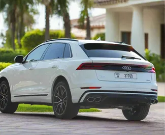 Benzine motor van 3,0L van Audi Q8 2022 te huur in Dubai.