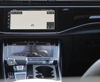 Audi Q8 2022 beschikbaar voor verhuur in Dubai, met een kilometerlimiet van onbeperkt.