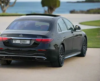 Mercedes-Benz S500 2022 beschikbaar voor verhuur in Dubai, met een kilometerlimiet van onbeperkt.