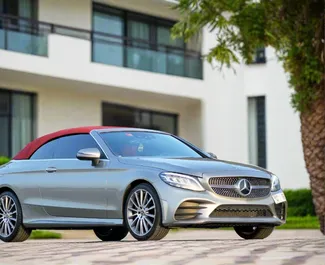 Interieur van Mercedes-Benz C300 Cabrio te huur in de VAE. Een geweldige auto met 4 zitplaatsen en een Automatisch transmissie.