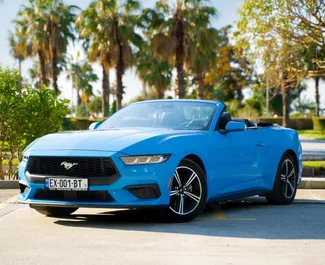 Vooraanzicht van een huurauto Ford Mustang Cabrio in Batumi, Georgië ✓ Auto #13528. ✓ Transmissie Automatisch TM ✓ 0 beoordelingen.