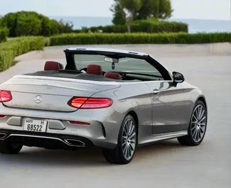 Mercedes-Benz C300 Cabrio 2022 beschikbaar voor verhuur in Dubai, met een kilometerlimiet van onbeperkt.