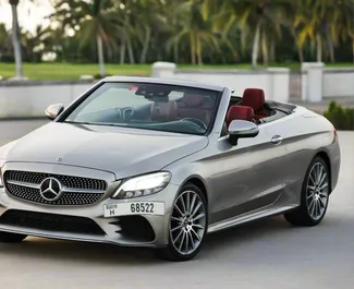 Benzine motor van 2,0L van Mercedes-Benz C300 Cabrio 2022 te huur in Dubai.