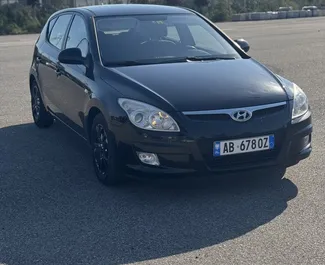Vooraanzicht van een huurauto Hyundai i30 in Durrës, Albanië ✓ Auto #10493. ✓ Transmissie Handmatig TM ✓ 0 beoordelingen.