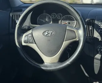 Interieur van Hyundai i30 te huur in Albanië. Een geweldige auto met 5 zitplaatsen en een Handmatig transmissie.