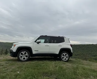 Benzine motor van 24,0L van Jeep Renegade 2017 te huur in Batumi.