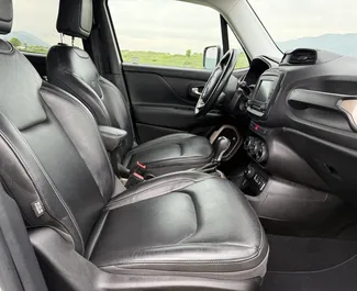Interieur van Jeep Renegade te huur in Georgië. Een geweldige auto met 5 zitplaatsen en een Automatisch transmissie.