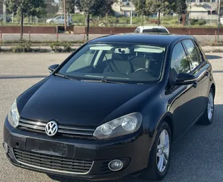 Vooraanzicht van een huurauto Volkswagen Golf 6 in Durrës, Albanië ✓ Auto #13176. ✓ Transmissie Automatisch TM ✓ 0 beoordelingen.