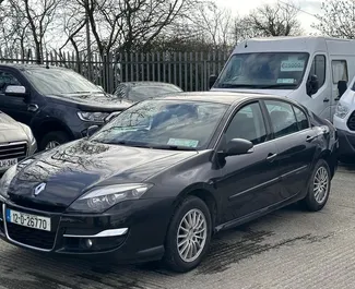 Vooraanzicht van een huurauto Renault Laguna in Durrës, Albanië ✓ Auto #13181. ✓ Transmissie Handmatig TM ✓ 0 beoordelingen.