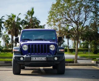 Vooraanzicht van een huurauto Jeep Wrangler in Batumi, Georgië ✓ Auto #13529. ✓ Transmissie Automatisch TM ✓ 0 beoordelingen.