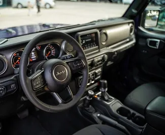 Jeep Wrangler 2023 beschikbaar voor verhuur in Batumi, met een kilometerlimiet van 250 km/dag.