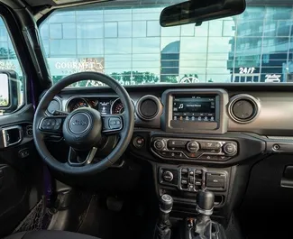 Interieur van Jeep Wrangler te huur in Georgië. Een geweldige auto met 5 zitplaatsen en een Automatisch transmissie.