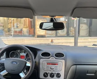 Vooraanzicht van een huurauto Ford Focus in Durrës, Albanië ✓ Auto #10233. ✓ Transmissie Handmatig TM ✓ 2 beoordelingen.