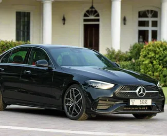 Interieur van Mercedes-Benz C200 te huur in de VAE. Een geweldige auto met 5 zitplaatsen en een Automatisch transmissie.