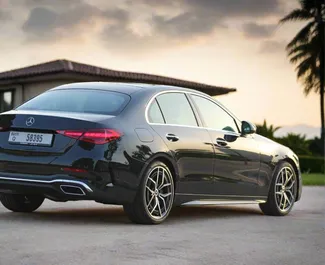 Mercedes-Benz C200 2022 met Aandrijving achteraan systeem, beschikbaar in Dubai.