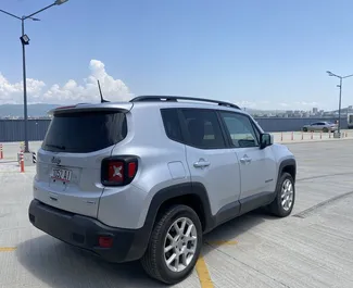 Benzine motor van 2,4L van Jeep Renegade 2020 te huur in Tbilisi.