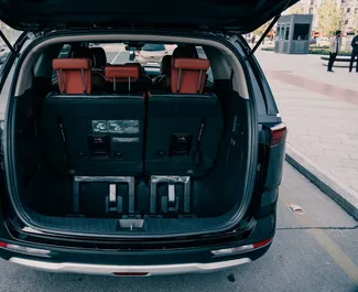 Interieur van Kia Carnival te huur in Oezbekistan. Een geweldige auto met 8 zitplaatsen en een Automatisch transmissie.