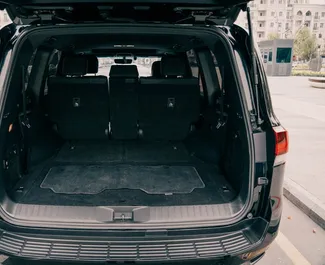 Toyota Land Cruiser 300 2022 beschikbaar voor verhuur in Tasjkent, met een kilometerlimiet van 300 km/dag.