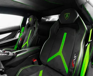 Lamborghini Aventador-SVJ 2020 beschikbaar voor verhuur in Dubai, met een kilometerlimiet van onbeperkt.