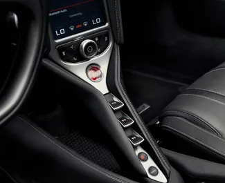 Benzine motor van 4,0L van McLaren 720S 2023 te huur in Dubai.
