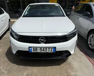 Vooraanzicht van een huurauto Opel Corsa op de luchthaven van Tirana, Albanië ✓ Auto #13543. ✓ Transmissie Automatisch TM ✓ 0 beoordelingen.