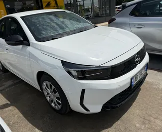 Benzine motor van 1,2L van Opel Corsa 2024 te huur op de luchthaven van Tirana.