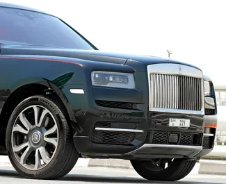 Rolls-Royce Cullinan 2023 beschikbaar voor verhuur in Dubai, met een kilometerlimiet van onbeperkt.