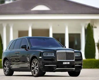 Vooraanzicht van een huurauto Rolls-Royce Cullinan in Dubai, Verenigde Arabische Emiraten ✓ Auto #13332. ✓ Transmissie Automatisch TM ✓ 0 beoordelingen.