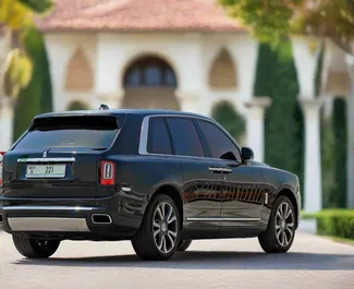Interieur van Rolls-Royce Cullinan te huur in de VAE. Een geweldige auto met 5 zitplaatsen en een Automatisch transmissie.