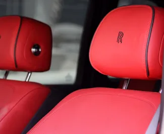 Benzine motor van 6,0L van Rolls-Royce Cullinan 2023 te huur in Dubai.
