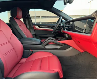 Interieur van Porsche Cayenne te huur in de VAE. Een geweldige auto met 5 zitplaatsen en een Automatisch transmissie.