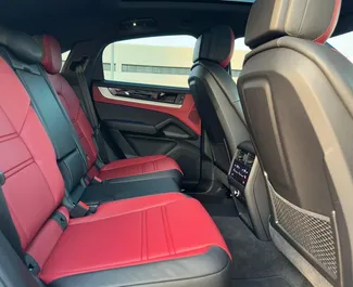 Verhuur Porsche Cayenne. Premium, Luxe, SUV Auto te huur in de VAE ✓ Borg van Borg van 2500 AED ✓ Verzekeringsmogelijkheden TPL.