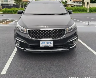 Kia Carnival 2017 met Aandrijving achteraan systeem, beschikbaar op luchthaven Bangkok Suvarnabhumi.