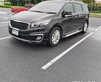 Vooraanzicht van een huurauto Kia Carnival op luchthaven Bangkok Suvarnabhumi, Thailand ✓ Auto #13386. ✓ Transmissie Automatisch TM ✓ 0 beoordelingen.