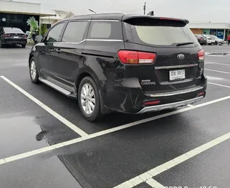 Kia Carnival 2017 beschikbaar voor verhuur op luchthaven Bangkok Suvarnabhumi, met een kilometerlimiet van onbeperkt.