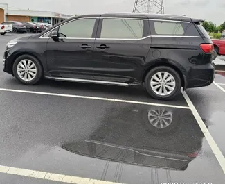 Interieur van Kia Carnival te huur in Thailand. Een geweldige auto met 11 zitplaatsen en een Automatisch transmissie.