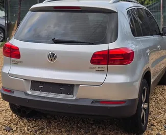 Vooraanzicht van een huurauto Volkswagen Tiguan op de luchthaven van Tirana, Albanië ✓ Auto #13437. ✓ Transmissie Automatisch TM ✓ 0 beoordelingen.