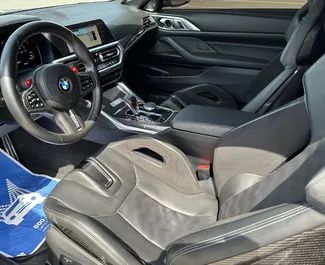 BMW M4 Competition 2023 beschikbaar voor verhuur in Dubai, met een kilometerlimiet van onbeperkt.