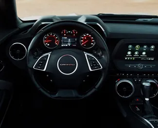 Benzine motor van 6,2L van Chevrolet Camaro 2020 te huur in Dubai.