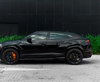 Lamborghini Urus 2021 beschikbaar voor verhuur in Dubai, met een kilometerlimiet van onbeperkt.