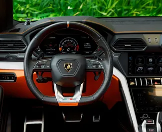 Autohuur Lamborghini Urus 2021 in in de VAE, met Benzine brandstof en 641 pk ➤ Vanaf 2700 AED per dag.
