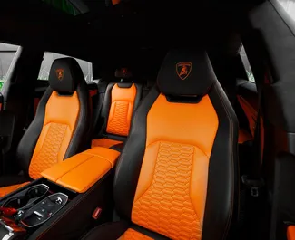Benzine motor van 4,0L van Lamborghini Urus 2021 te huur in Dubai.