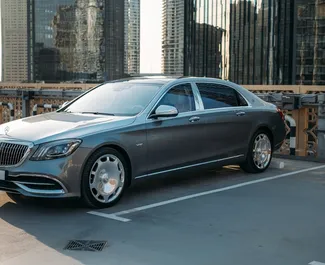 Verhuur Mercedes-Benz S560. Premium, Luxe Auto te huur in de VAE ✓ Borg van Borg van 2500 AED ✓ Verzekeringsmogelijkheden TPL.